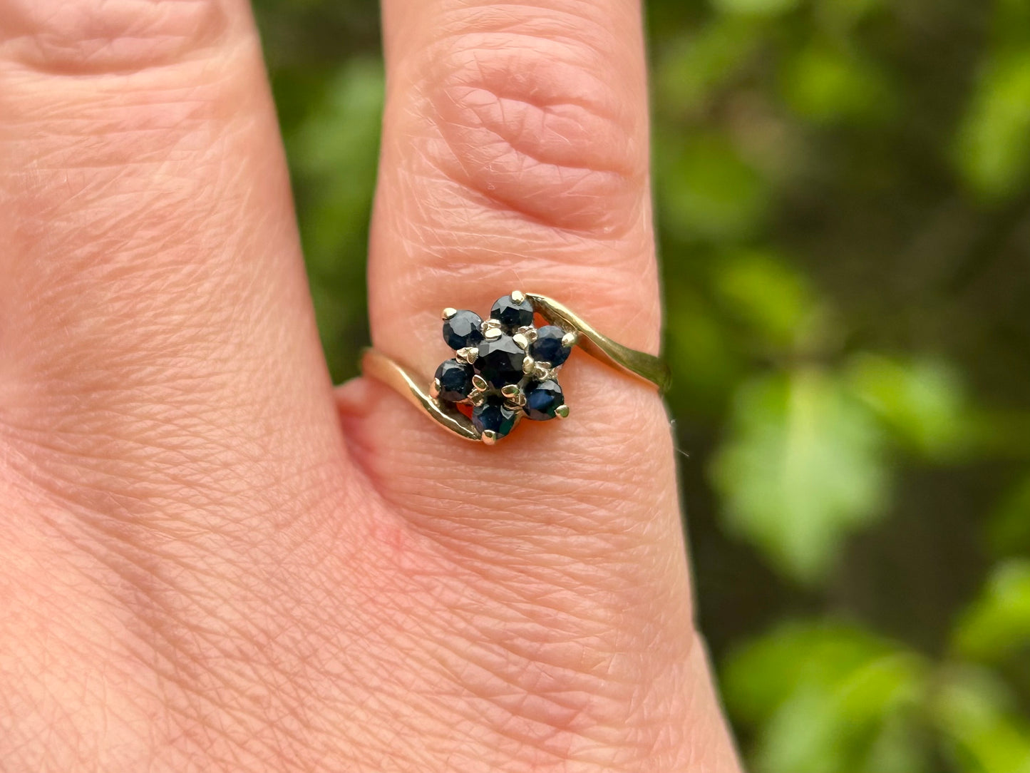 Vintage 9ct Gold Sapphire Daisy Ring
