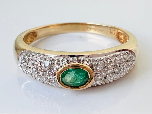 9ct Gold Emerald & Diamond Ring