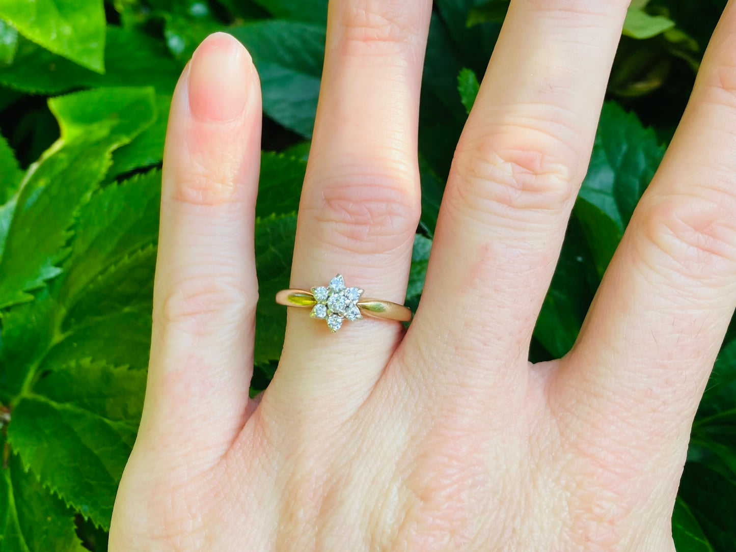 Vintage 9ct Gold Diamond Daisy Ring