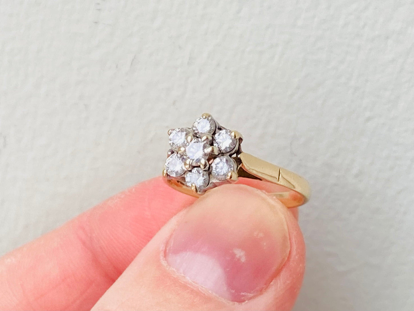 Vintage 9ct Gold Diamond Daisy Ring