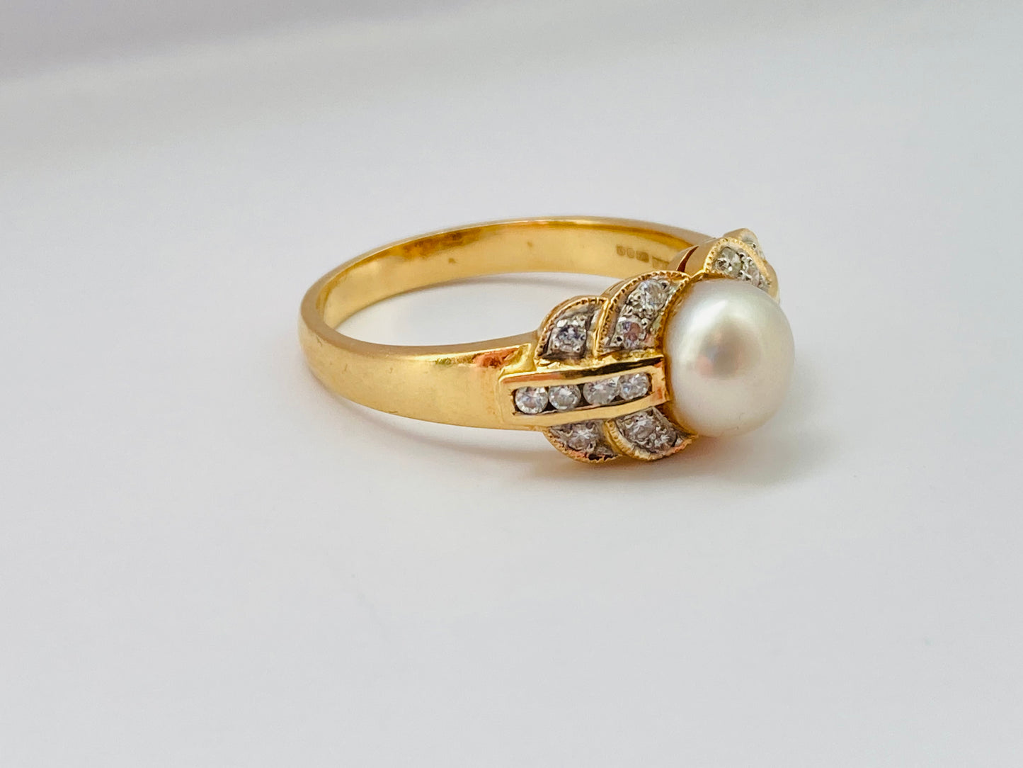 18ct Gold Pearl & Diamond Ring