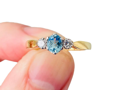 Vintage 18ct Gold Aquamarine & Diamond Ring