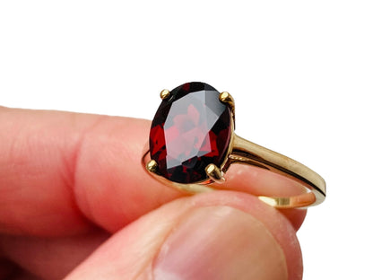 9ct Gold Garnet Ring