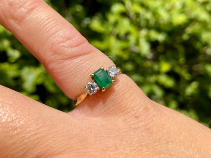 Vintage 18ct Gold Emerald & Diamond Ring