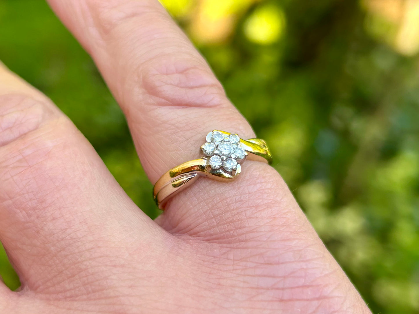 18ct Gold Diamond Daisy Ring