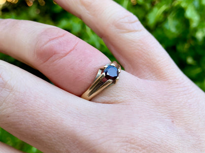Vintage 9ct Gold Garnet Ring