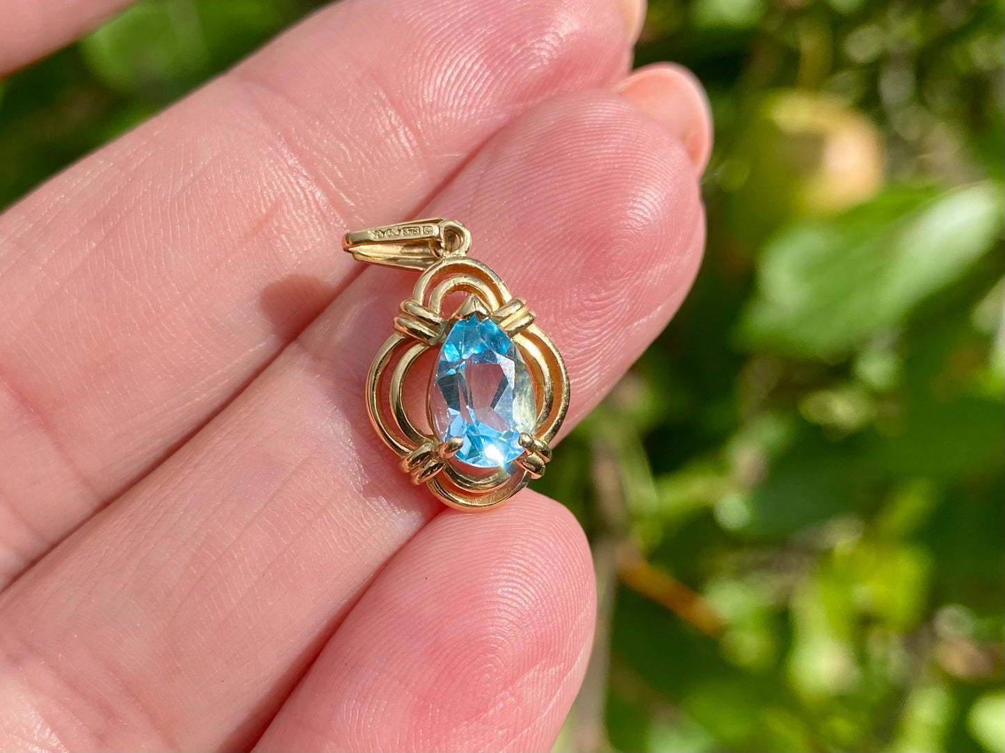9ct Gold Topaz Pendant