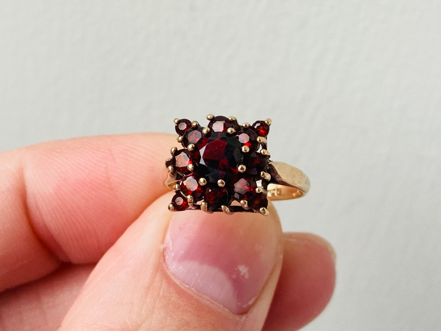 Vintage 9ct Gold Garnet Ring