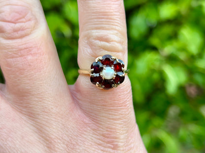 Vintage 9ct Gold Garnet & Pearl Ring