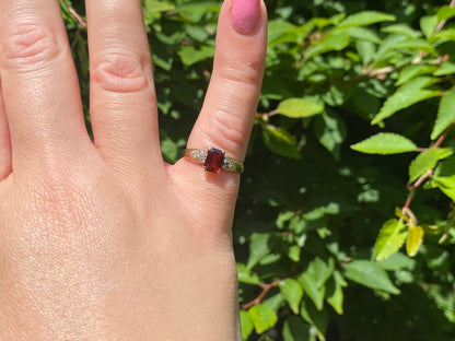 Vintage 9ct Gold Garnet & Diamond Ring