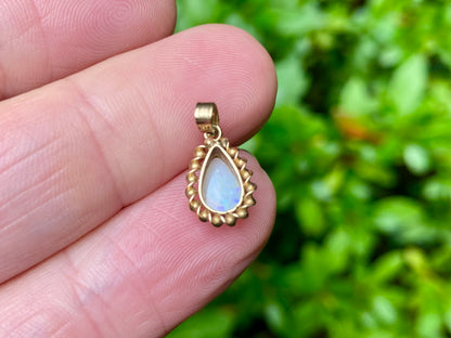 Vintage 9ct Gold Opal Pendant