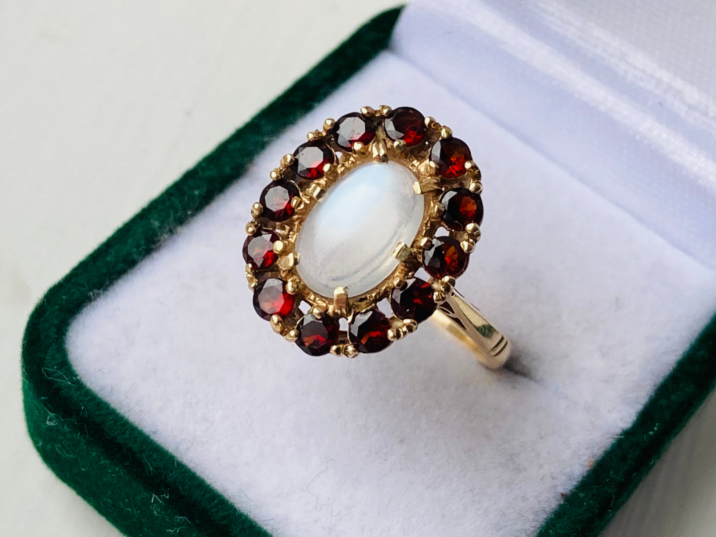 Vintage 9ct Gold Moonstone & Garnet Ring