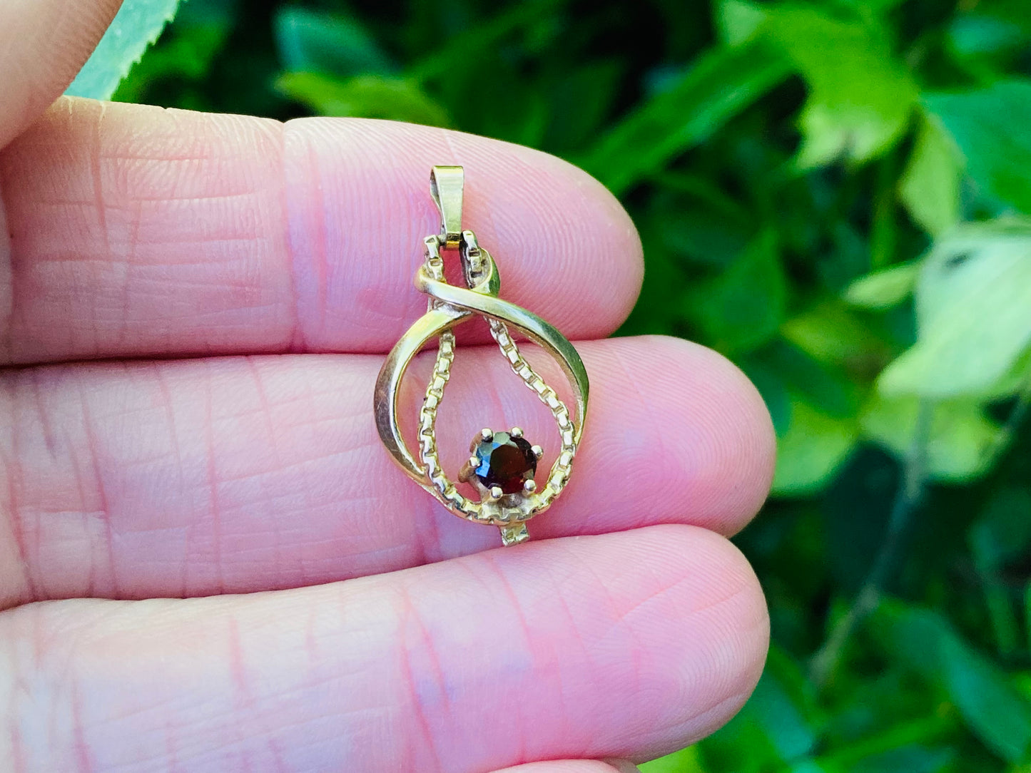 9ct Gold Garnet Pendant