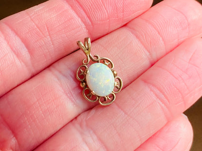 9ct Gold Opal Pendant