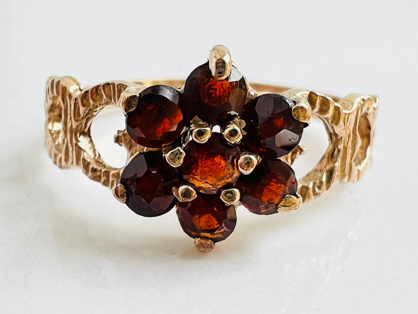 Vintage 9ct Gold Garnet Daisy Ring