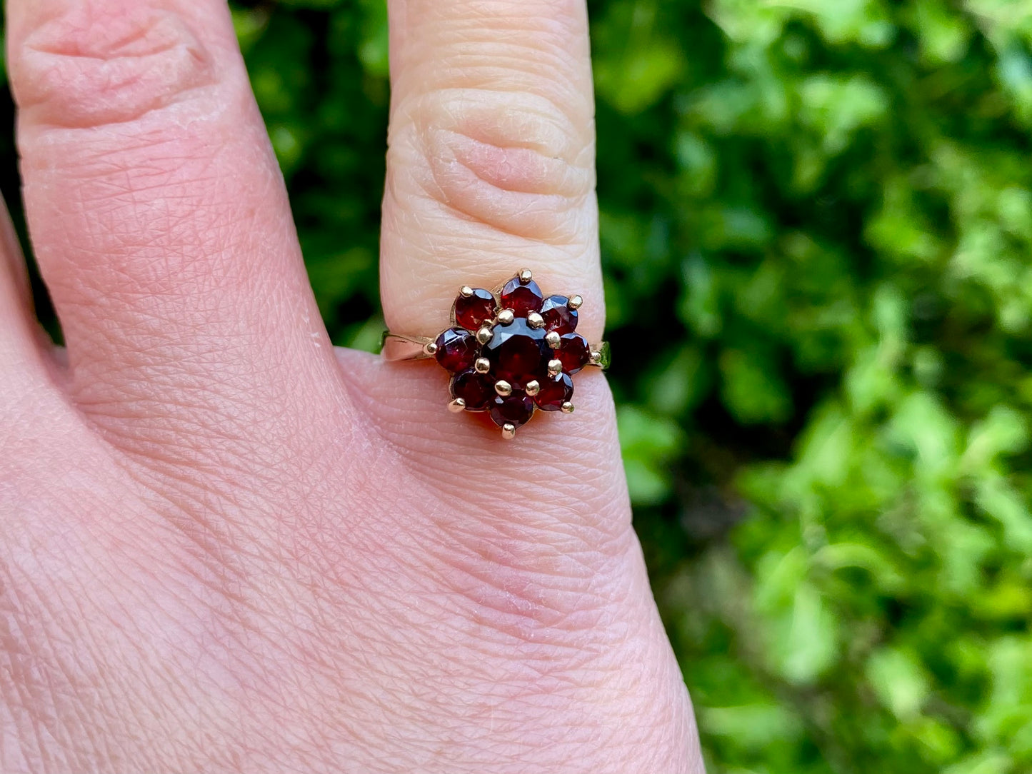 Vintage 9ct Gold Garnet Daisy Ring