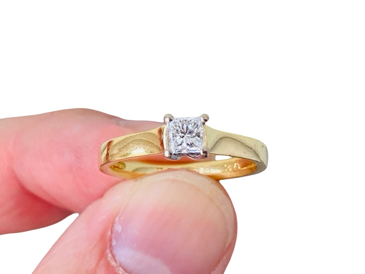 18ct Gold Diamond Solitaire Ring