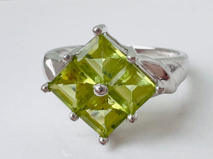 9ct Gold Peridot Ring