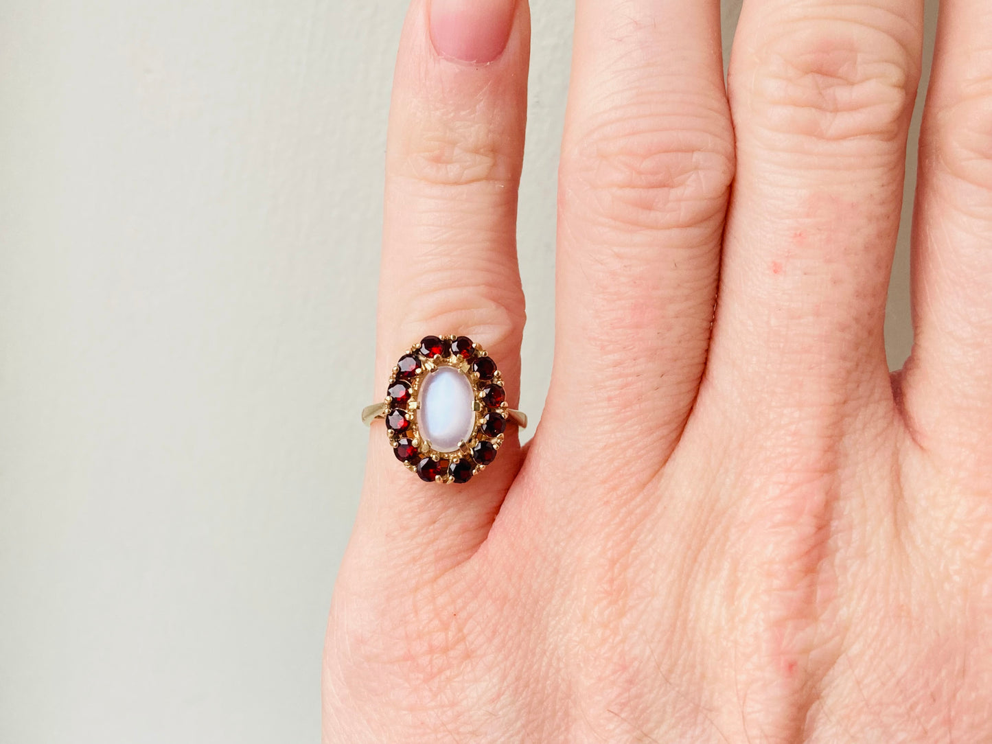 Vintage 9ct Gold Moonstone & Garnet Ring