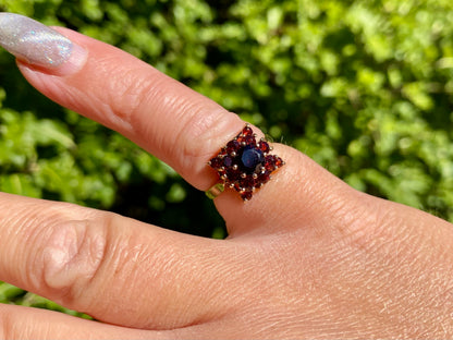 Vintage 9ct Gold Garnet Ring