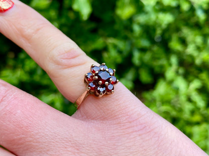 Vintage 9ct Gold Garnet Daisy Ring