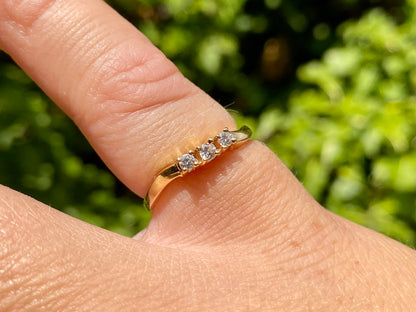 18ct Gold Diamond Curve Ring