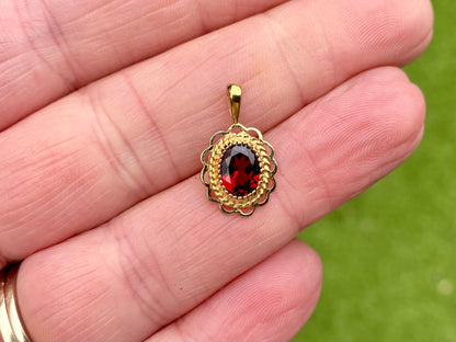 9ct Gold Garnet Pendant