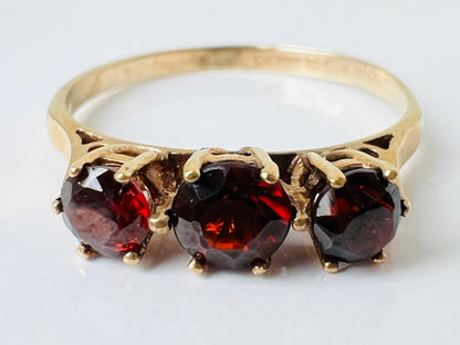 Vintage 9ct Gold Garnet Ring