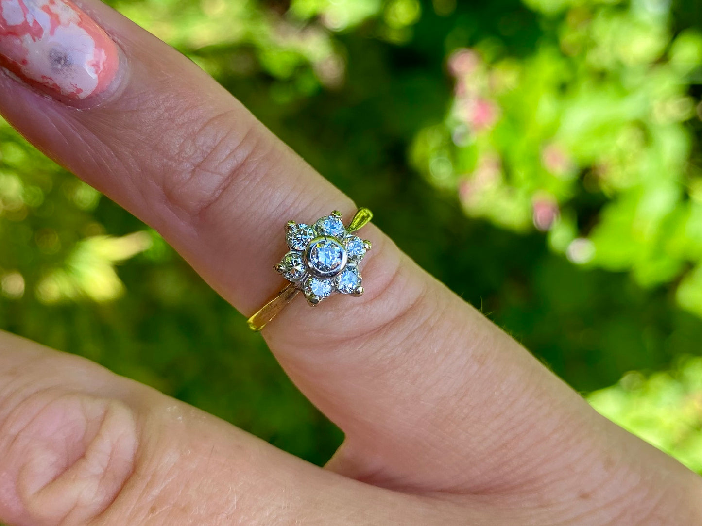 Vintage 18ct Gold Diamond Daisy Ring