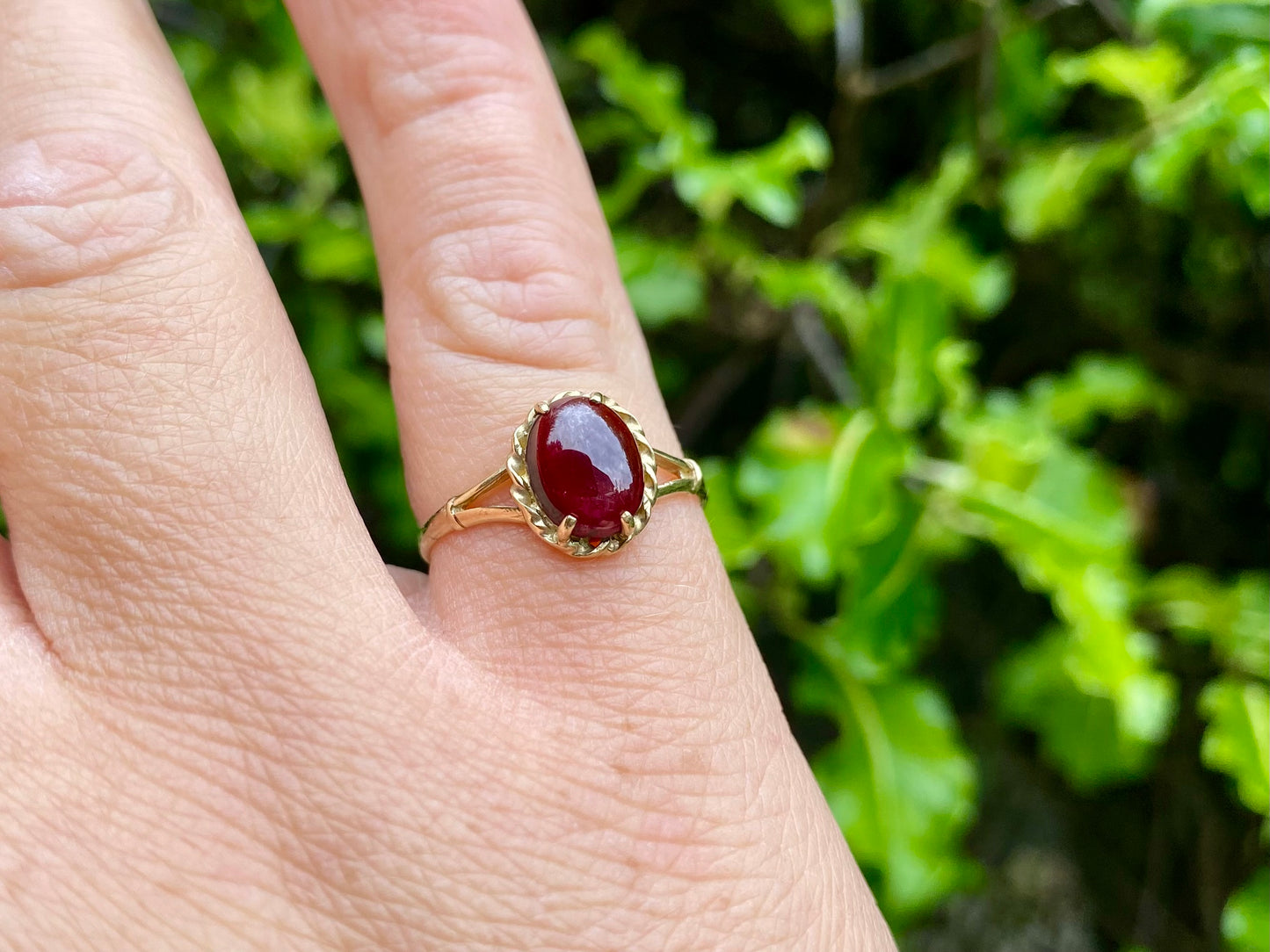 Vintage 9ct Gold Garnet Ring