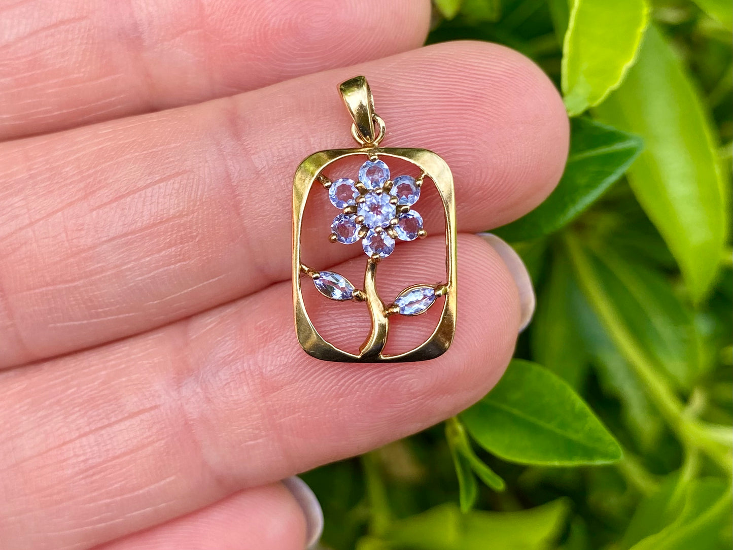 9ct Gold Tanzanite Flower Pendant