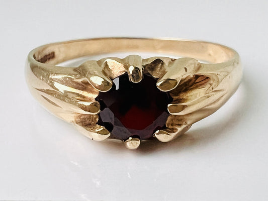 Vintage 9ct Gold Garnet Ring