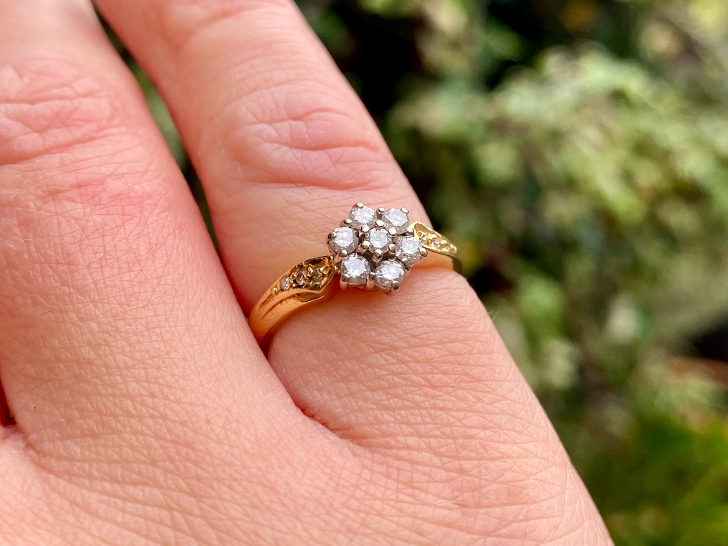 Vintage 18ct Gold Diamond Daisy Ring