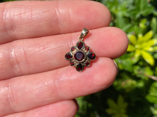 9ct Gold Garnet Pendant