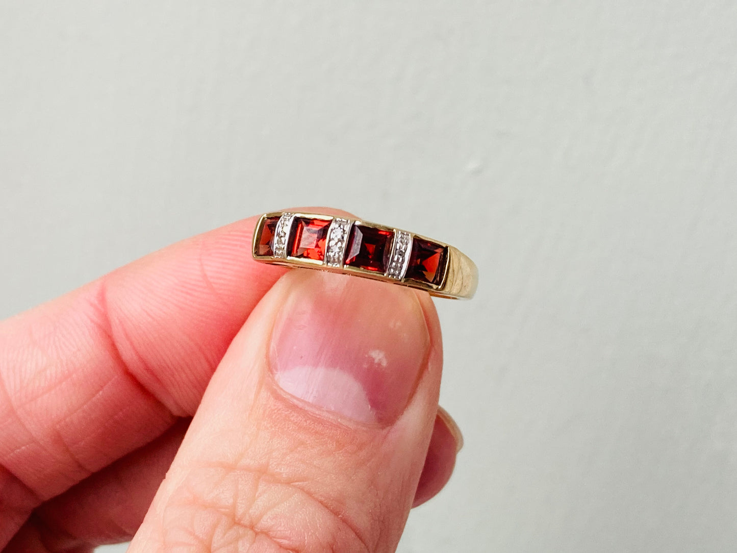 9ct Gold Garnet & Diamond Ring