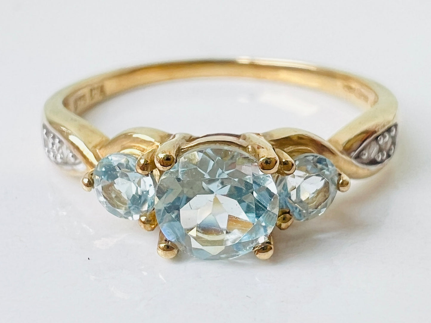 9ct Gold Aquamarine & Diamond Ring