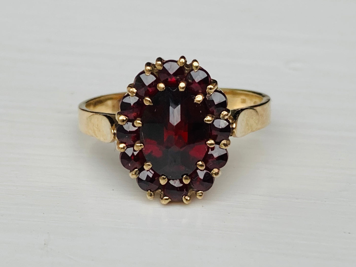 Vintage 9ct Gold Garnet Ring