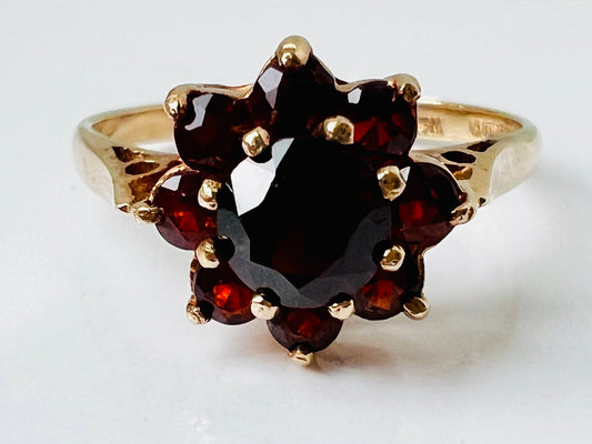 Vintage 9ct Gold Garnet Daisy Ring