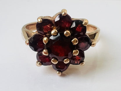 Vintage 9ct Gold Garnet Daisy Ring