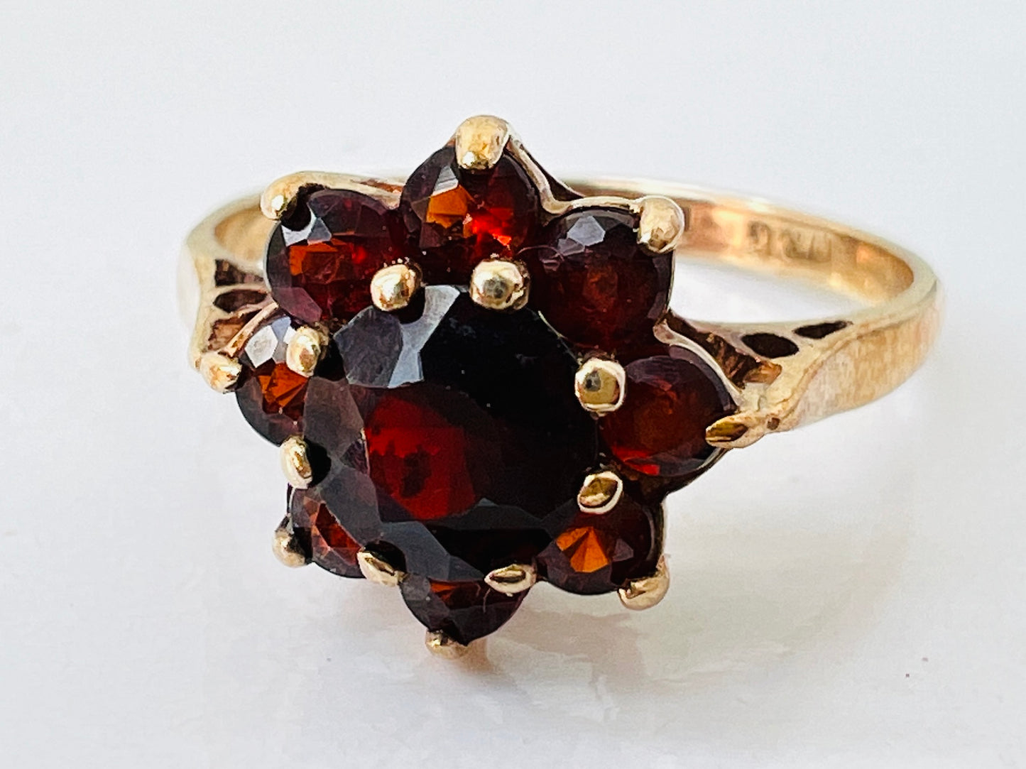 Vintage 9ct Gold Garnet Daisy Ring