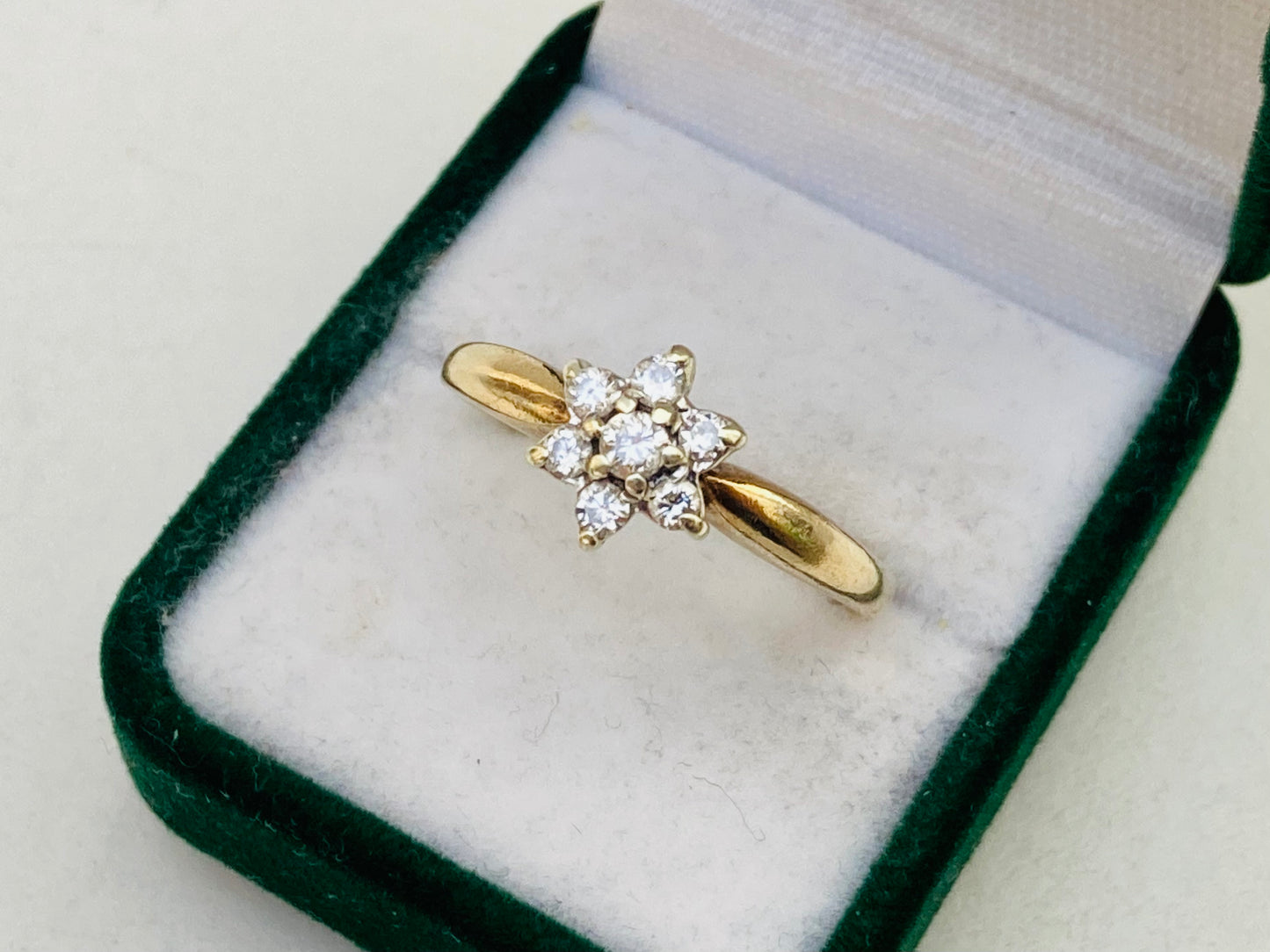 Vintage 9ct Gold Diamond Daisy Ring