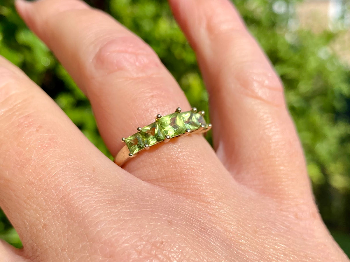 9ct Gold Peridot Ring