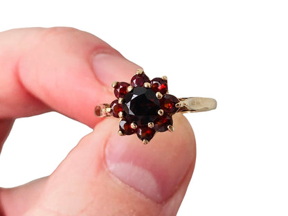 Vintage 9ct Gold Garnet Daisy Ring