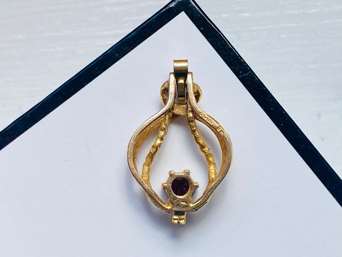 9ct Gold Garnet Pendant