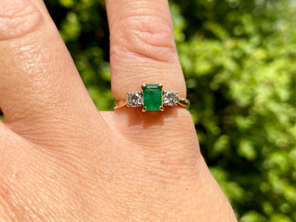 Vintage 18ct Gold Emerald & Diamond Ring