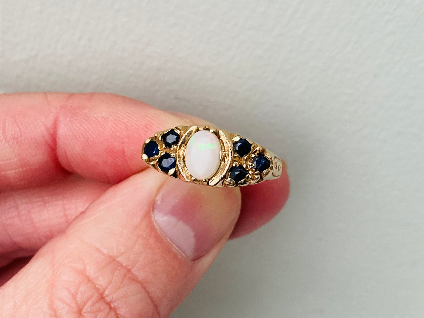 Vintage 9ct Gold Opal & Sapphire Ring