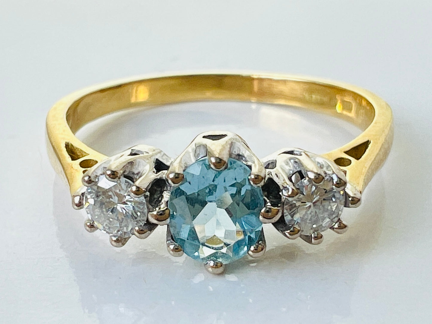 Vintage 18ct Gold Aquamarine Diamond Ring