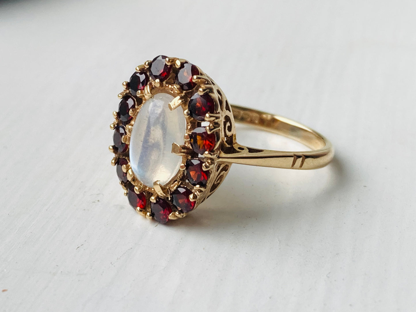 Vintage 9ct Gold Moonstone & Garnet Ring