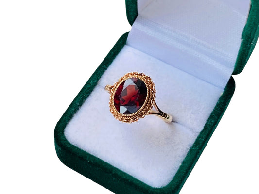 9ct Gold Garnet Ring