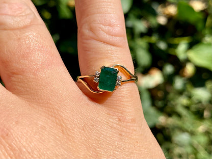 Vintage 18ct Gold Emerald & Diamond Ring